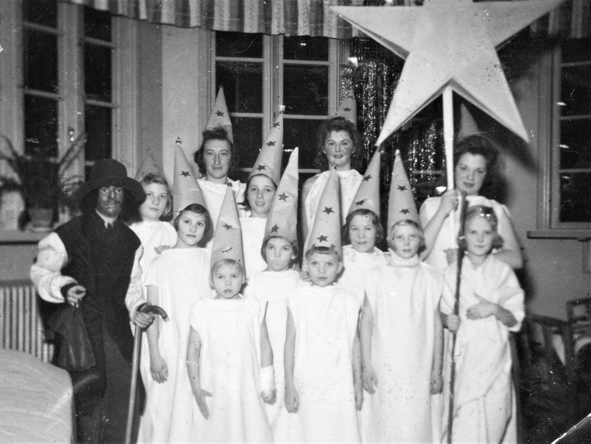 "Stjärngossarna på Kustsanatoriet Apelviken 1943", enligt anteckning på fotots baksida.