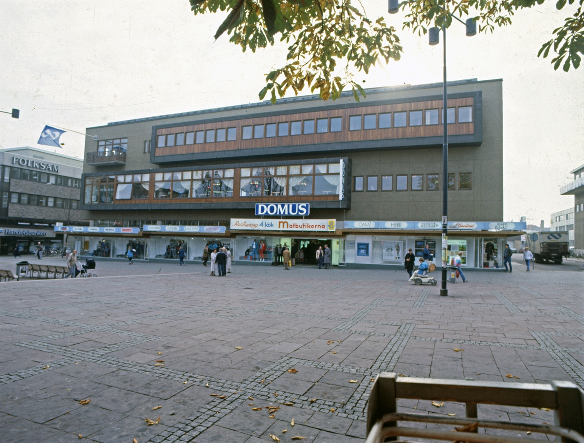 Lilla Torget, även kallat Gyllentorget, med varuhuset Domus i fonden. Bilden är odaterad men bär 1980-talets prägel.