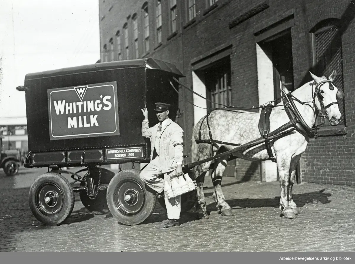Arbeidslivsnyheter i Arbeidermagasinet fra meieriet Whiting Milk Company i Boston Massachusetts. "En nyttig foranstaltning. Melkevognene i Boston er blitt forsynet med gummihjul". Udatert