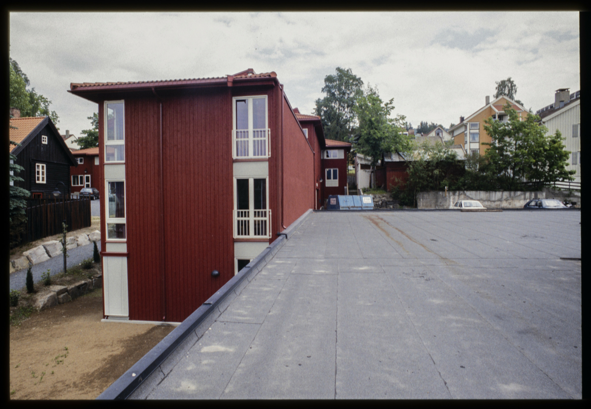 Lillehammer like etter OL 1994. Studentsamskipnadens nye studentboliger i Storgata 33, 'Bakeriet', var ferdige sommeren 1993. Sett mot øst.