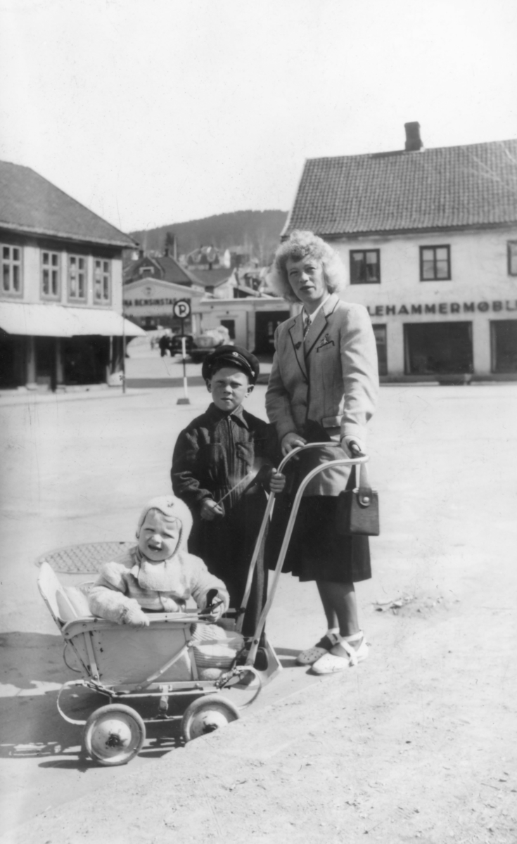 Enis Karlsen med sønn Ragnar og Tom Mikkelsen i barnevogn, på Lilletorget