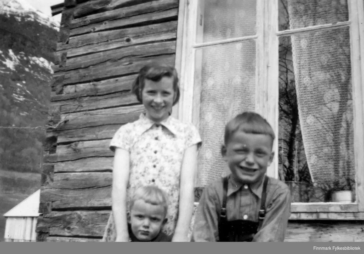 Bardu på midten av 1950-tallet. Fra venstre bak Randi Nilsen, foran Olav Moen og til høyre Steinar Moen (søskenbarn). 