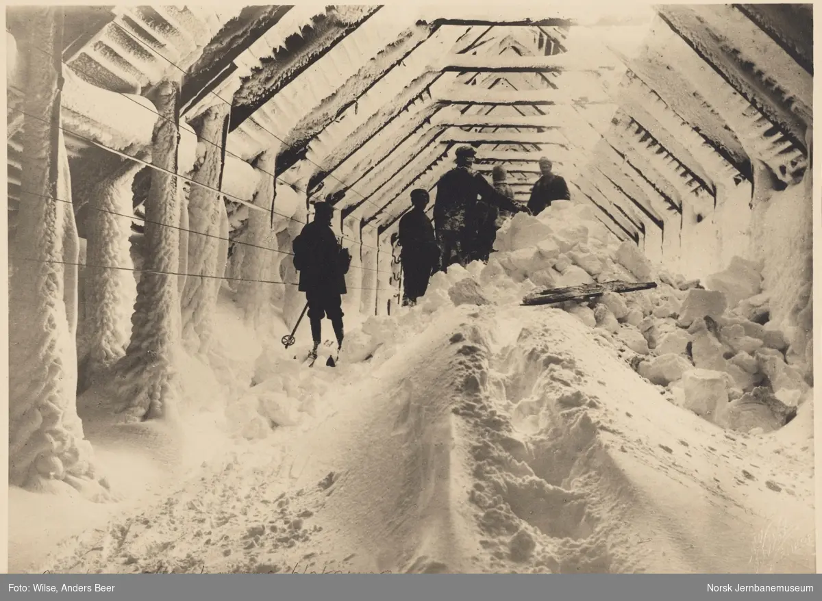 Snørydding inne i et snøoverbygg ved Storuddi etter at Bergensbanen var blokkert av snø