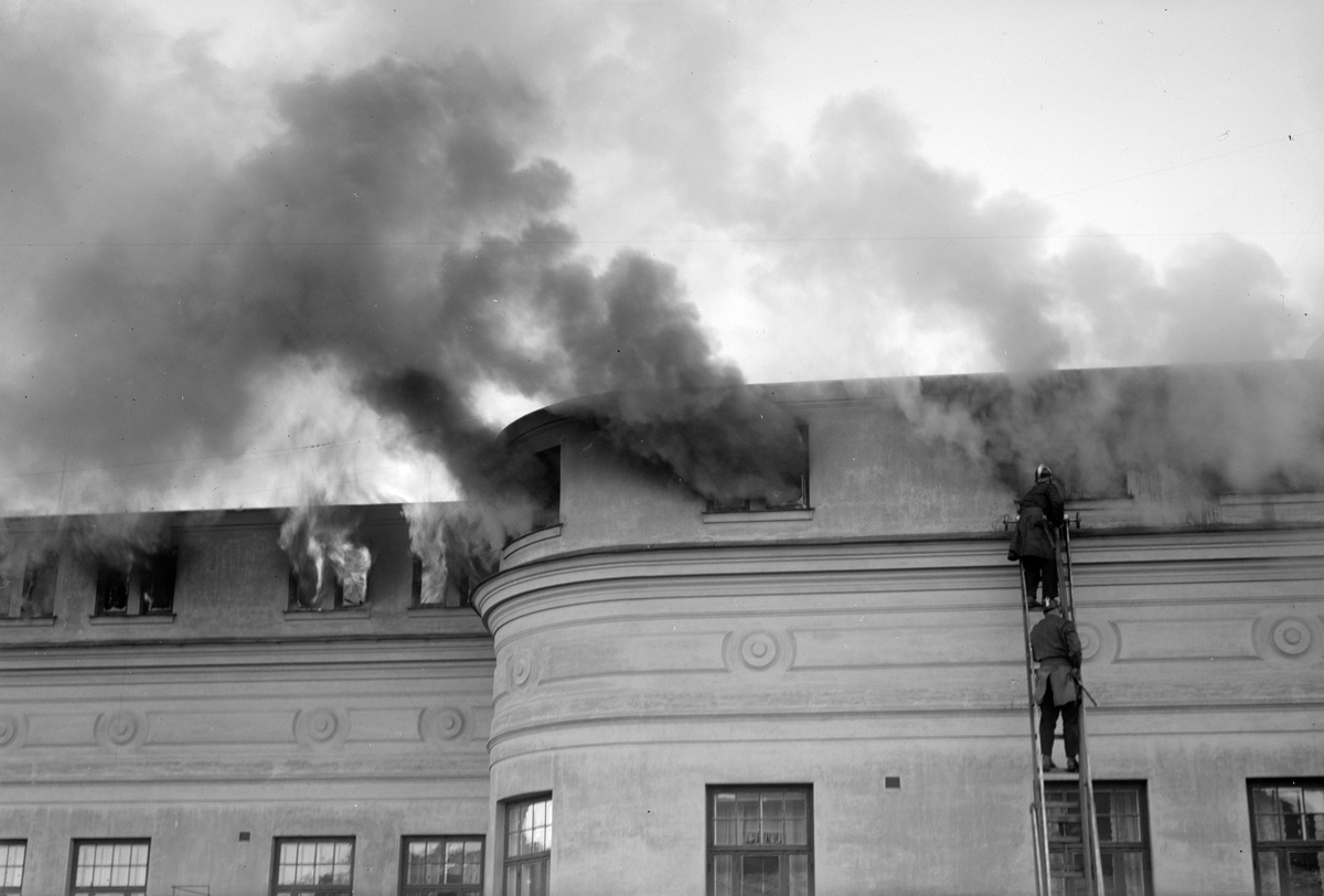 Brandbekämpning på Klostergatan 10 i Linköping. eldsvådan inträffade den 1 maj 1928.