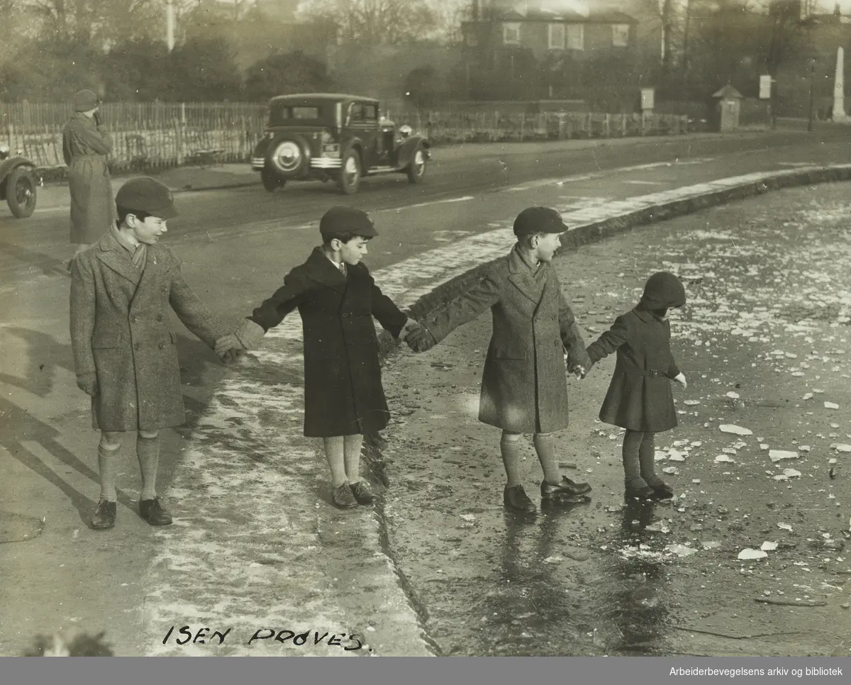 "Isen prøves". Barn tester isen på White-Stone ved Hampstead Heath i London. 23 januar 1933