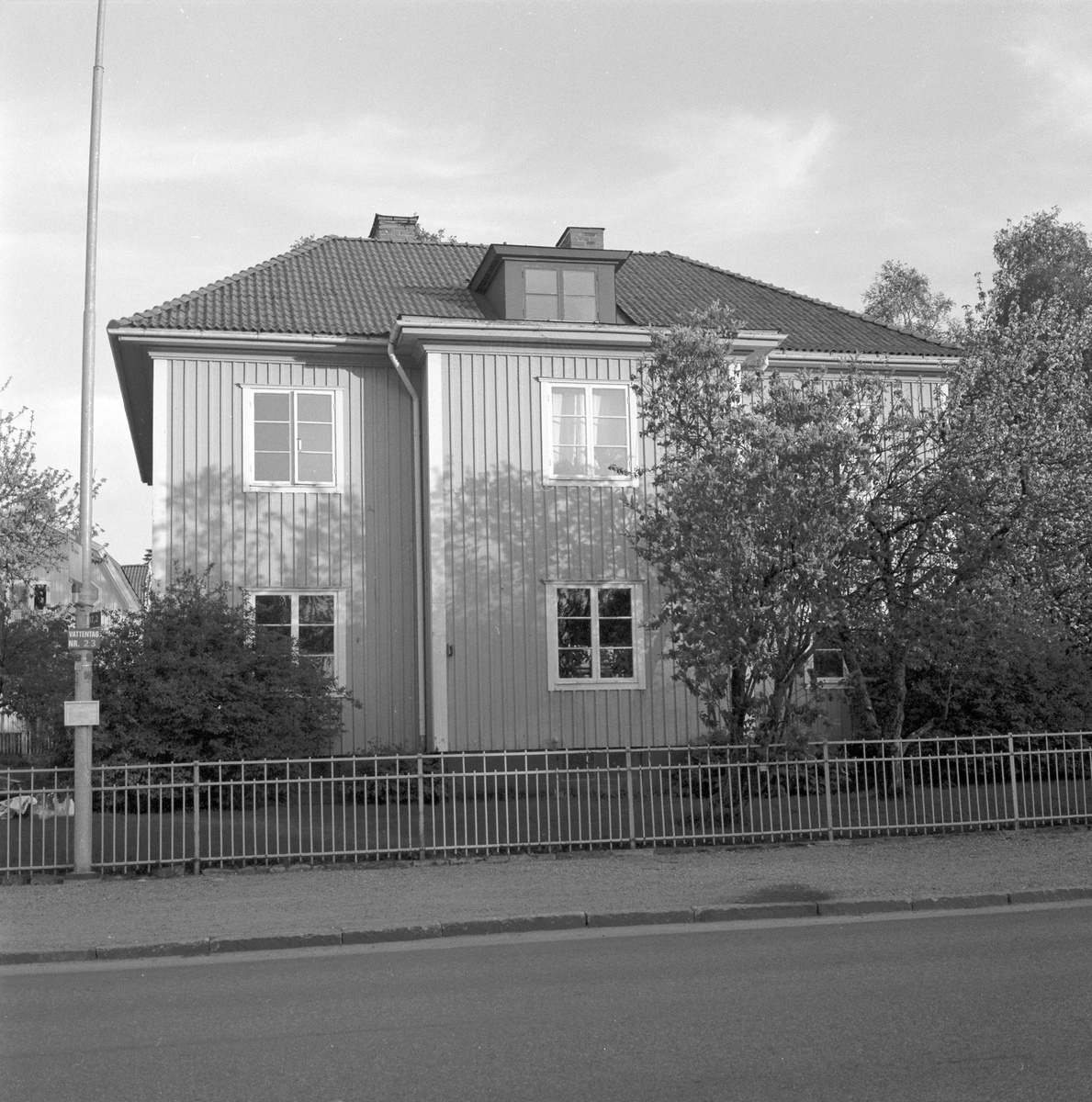 Bostadsbyggnad på Kungsbäcksvägen 29, kv. Utkiken, Gävle. Byggnaden från nord-nord-ost, fasad mot Kungsbäcksvägen.