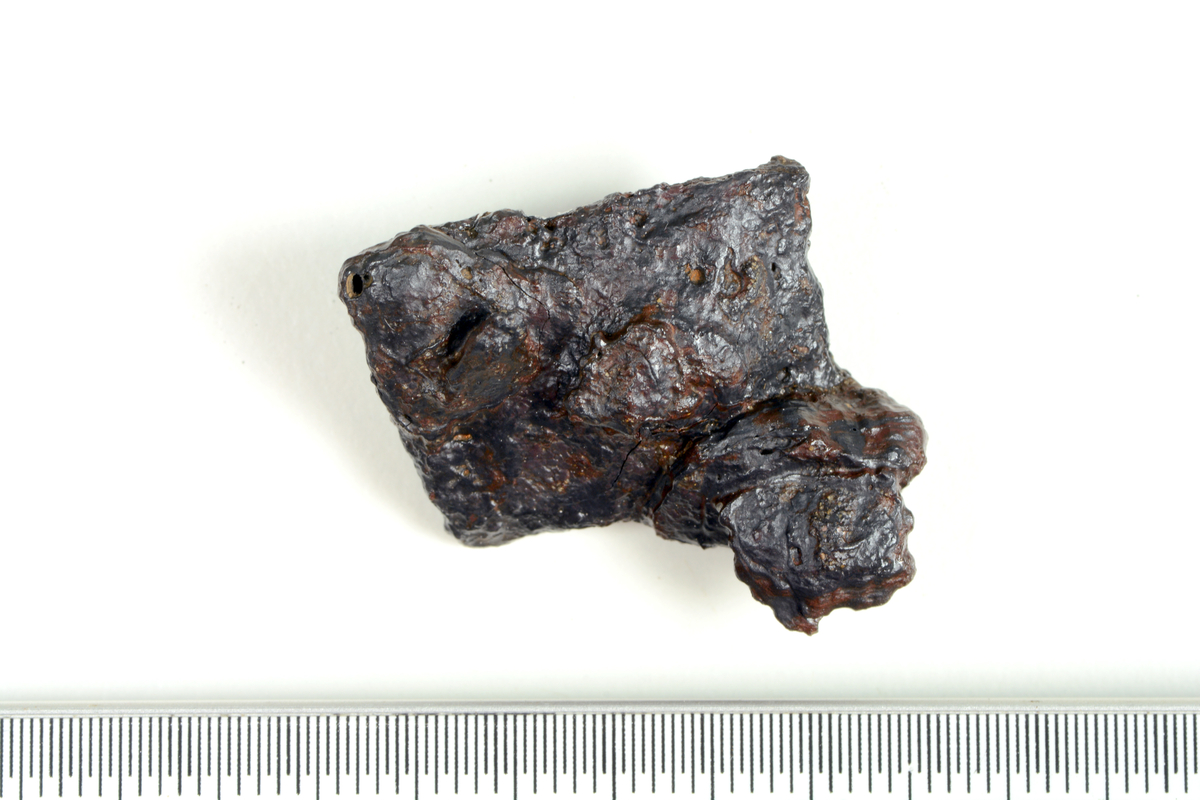 Ett fragment av jern funnet i lag 2 i S10208, en avfallsgrop i det som er tolket som et smieområde.  Funnet er konservert.