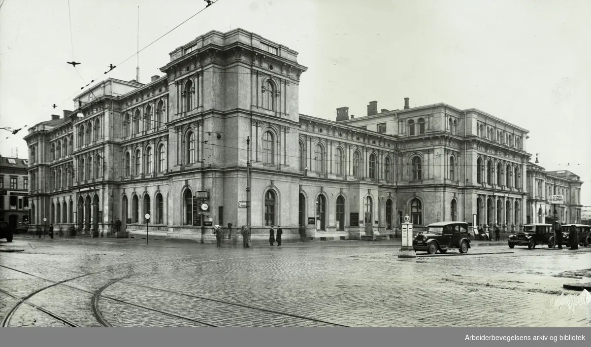 Østbanestasjonen i Oslo. Fasader mot Jernbanetorget og Bjørvika ...