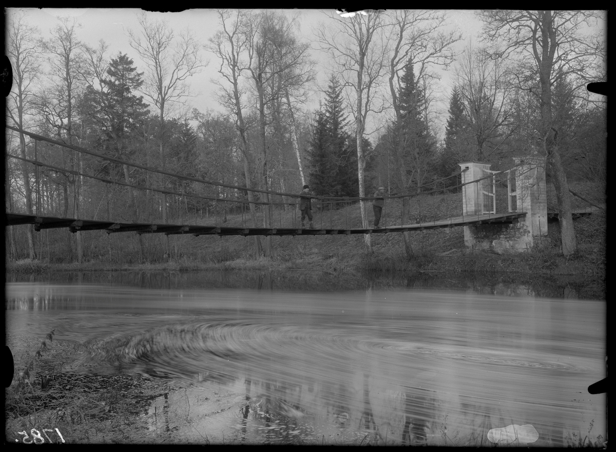 Haraker sn.
Hängbro över Svartån i parken i Svanå. 1927.
