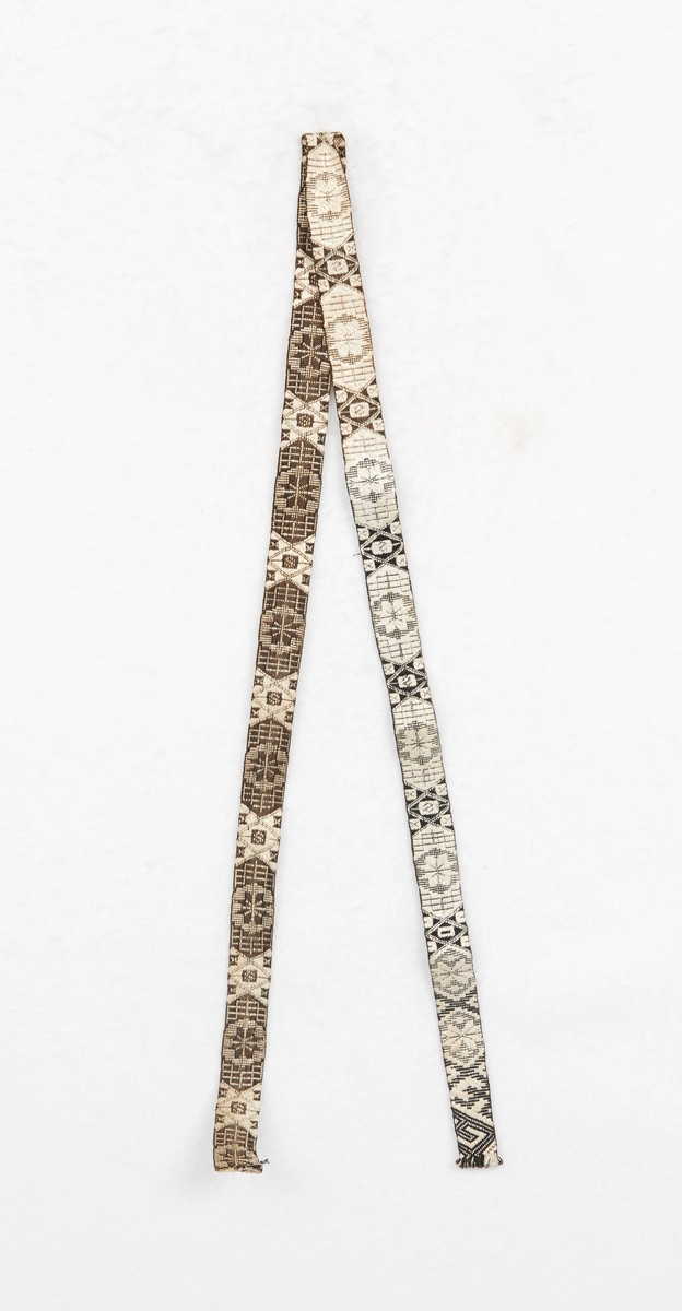 Sju band i längder mellan 700 & 1100 mm. Olika mönster på samtliga. Fyra är hattband till Leksands sockendräkt för kvinna.