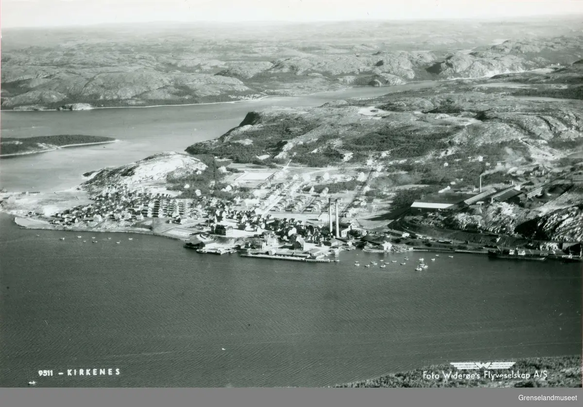 Flyfoto over Kirkenes før krigen. Bilde er tatt en gang mellom 1934 og krigsutbruddet i 1940. Fotoet er tatt fra posisjon over Tømmerneset