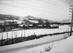 Vinterbilde med utsyn fra Harpefoss mot Baukålshaugen. Gårde