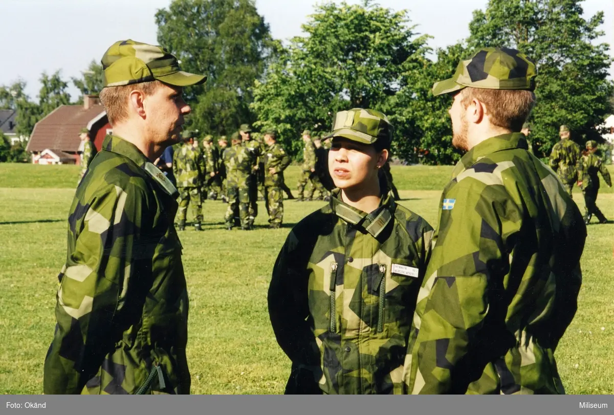 Sannolikt Nationaldagen 6. Juni 2002. Överste Bengt Axelsson, regementschef Ing 2, Madelene Mitkiewitz, informatör Ing 2 och okänd.