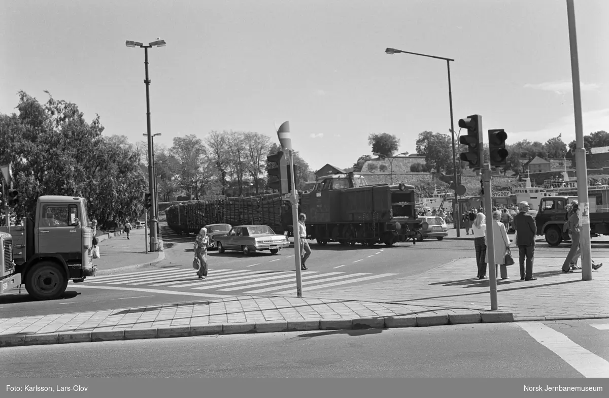 Diesellokomotiv Di 2 846 med godstog på Rådhusplassen på Havnebanen i Oslo