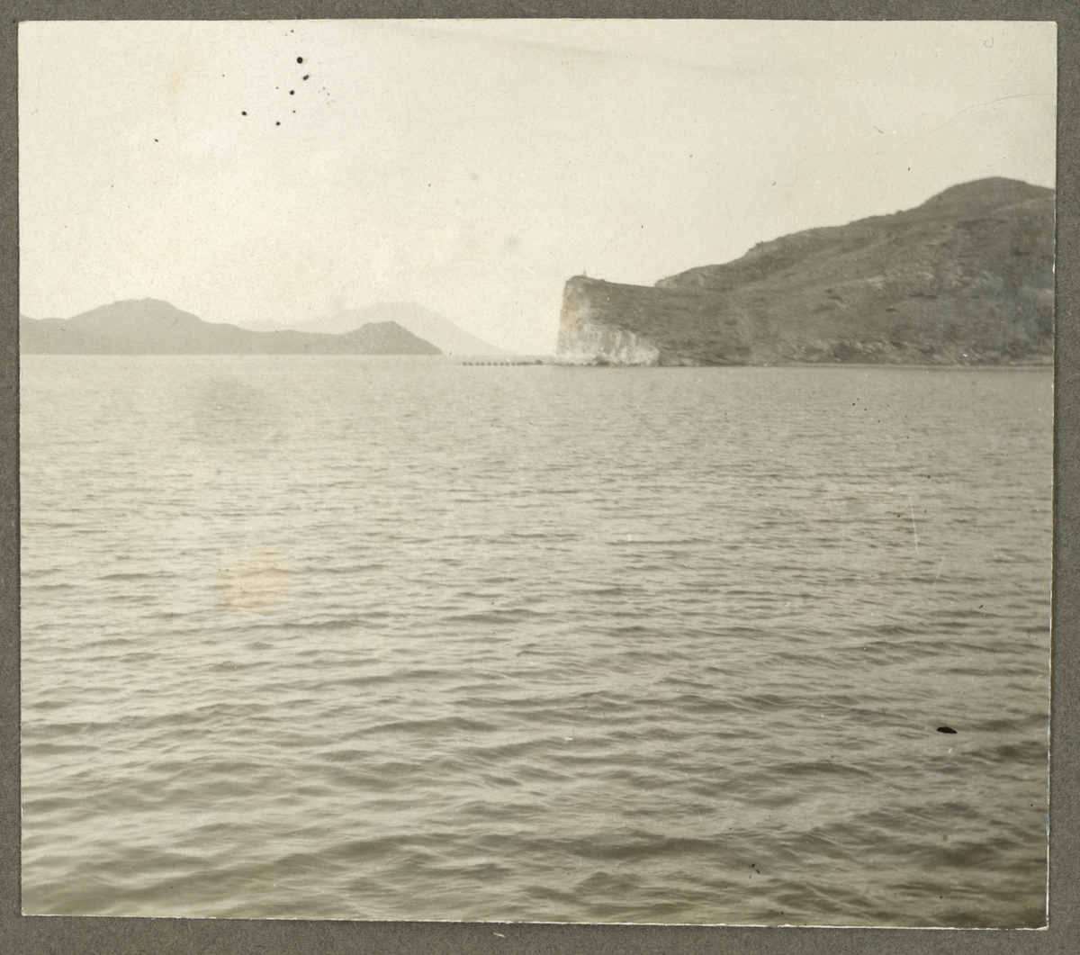 Bilden visar ön Milos från havet.