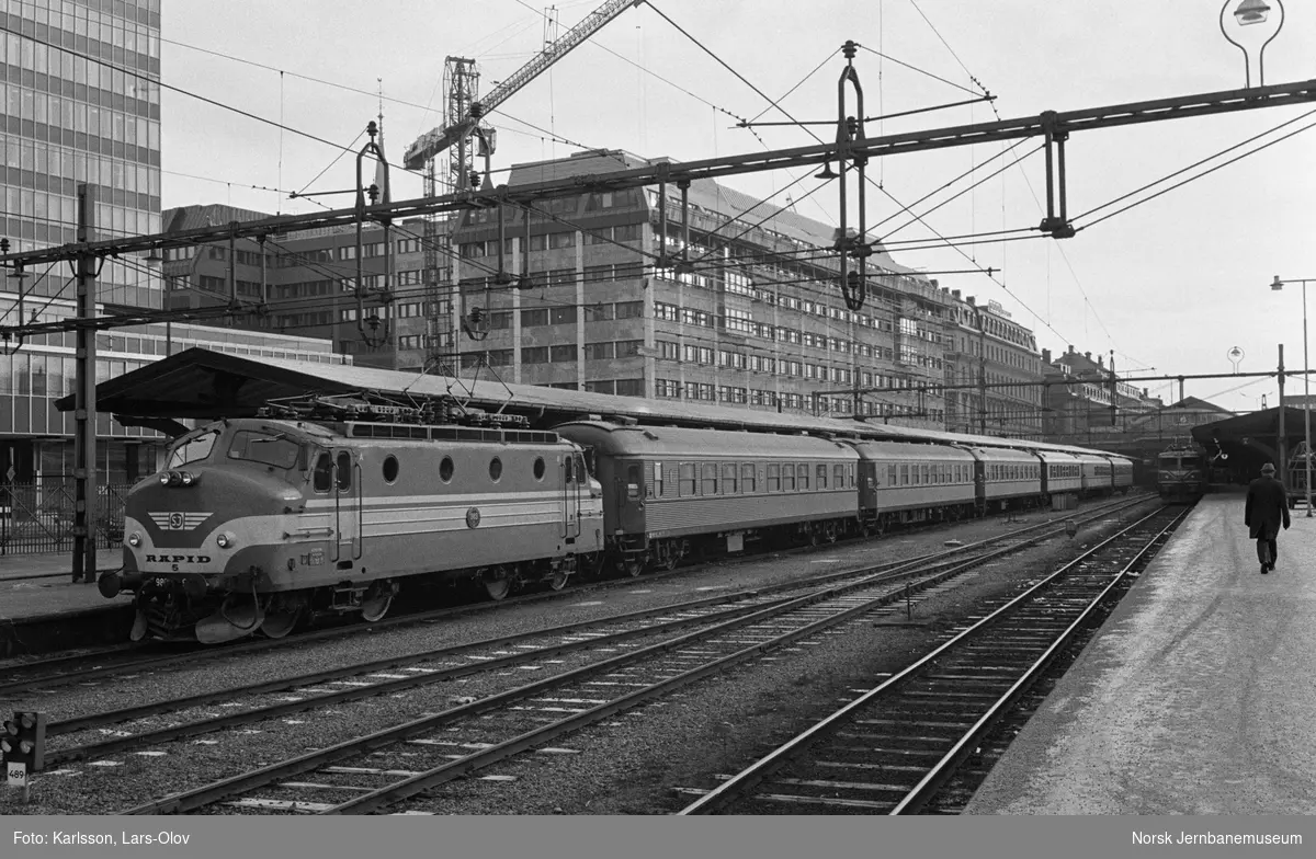 SJ Elektrisk lokomotiv Ra 5 nr. 989 med persontog på Göteborg stasjon