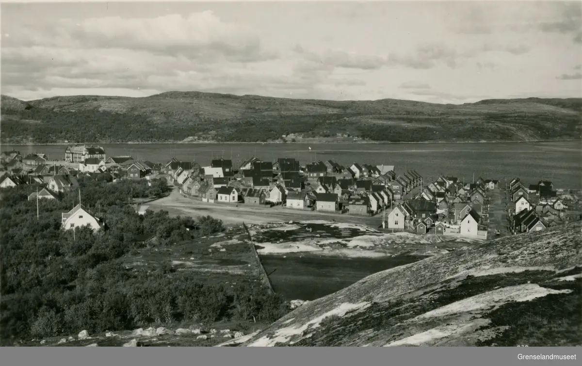 Dette er to ulike bilder som viser bebyggelsen fra Storhaugen mot Haganes og deler av idrettsplassen i Kirkenes.  Bildene er tatt med en tids mellomrom. Akkurat når de er tatt er uvisst da kildene ikke er konsekvent, men varierer fra midten av 1930 tallet og opp til begynnelsen av 1940 tallet.