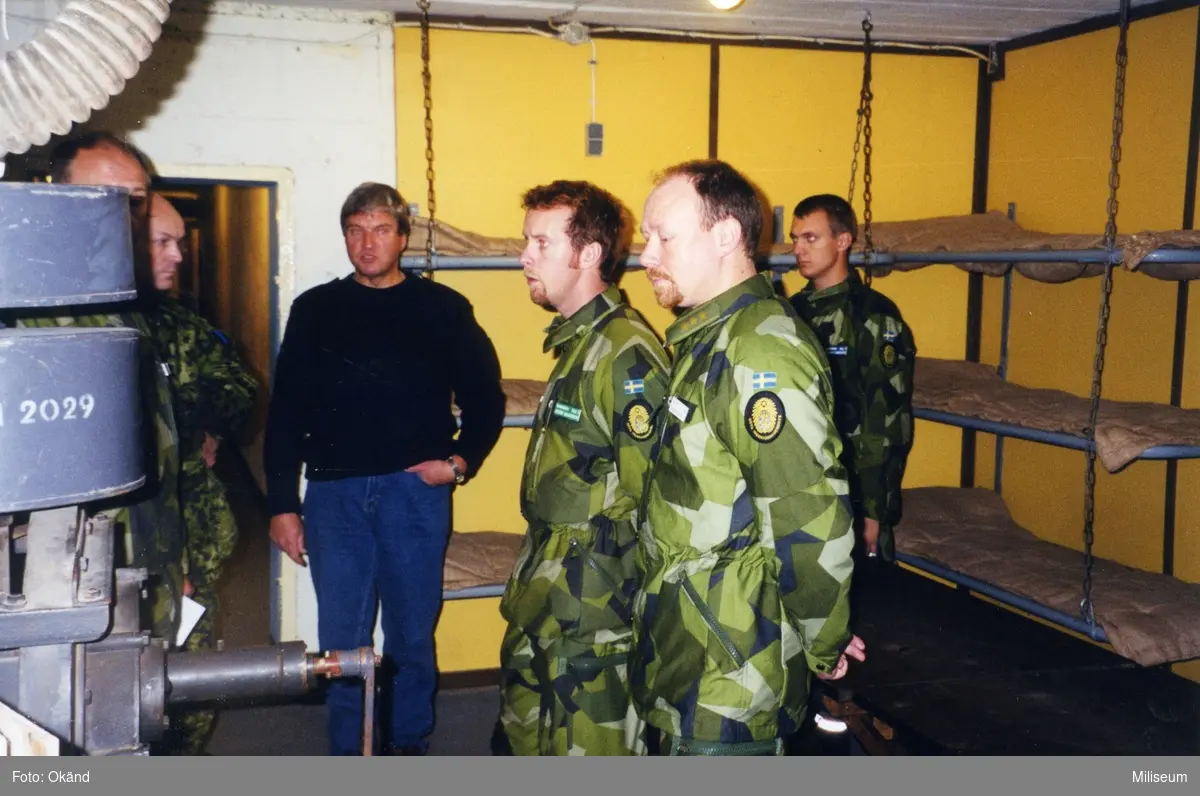 Ing 2 officerare på studieresa i Danmark, i skyddsrum. I grön uniform från vänster Robert Magnusson, Robert Roos och Joakim Carlsson.