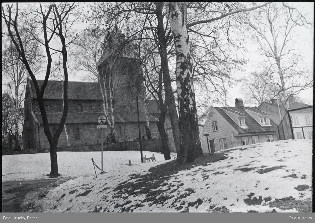 Gamle Aker kirke, trehusbebyggelse, snøflekker