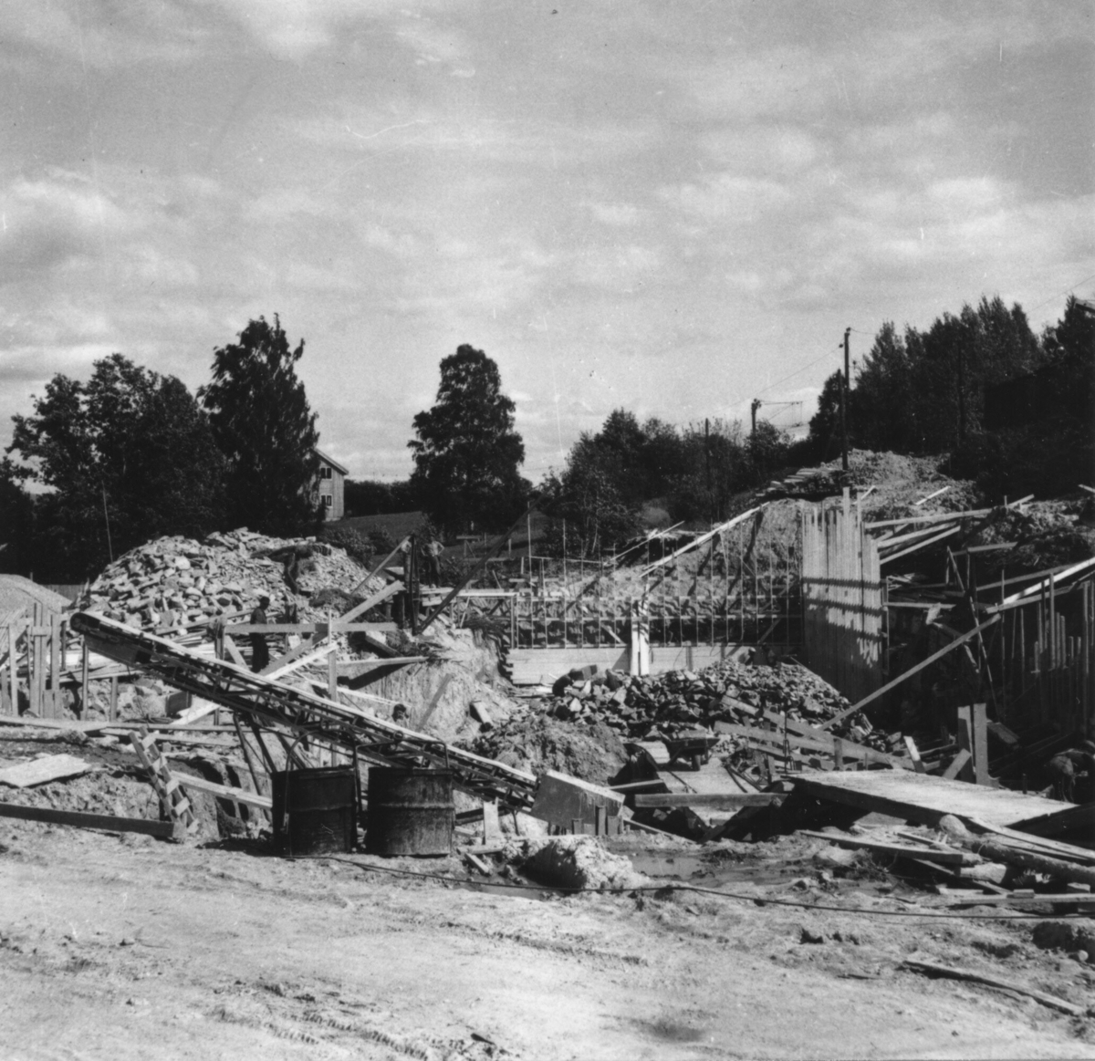 Ni bilde av grunnarbeidet ved bygginga av Bø mølle.  Mølla stod klar til bruk i 1953.