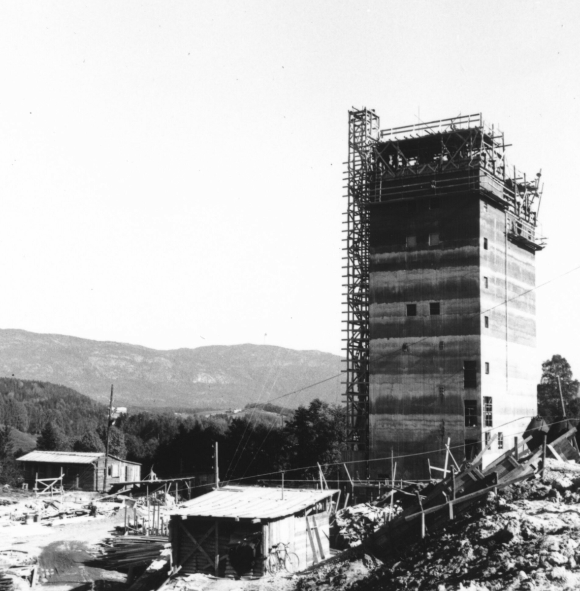 20 bilde frå støypinga av kornsiloen på Bø mølle.  Bruk av glideforskaling.  Bø mølle vart bygd i 1952-53.