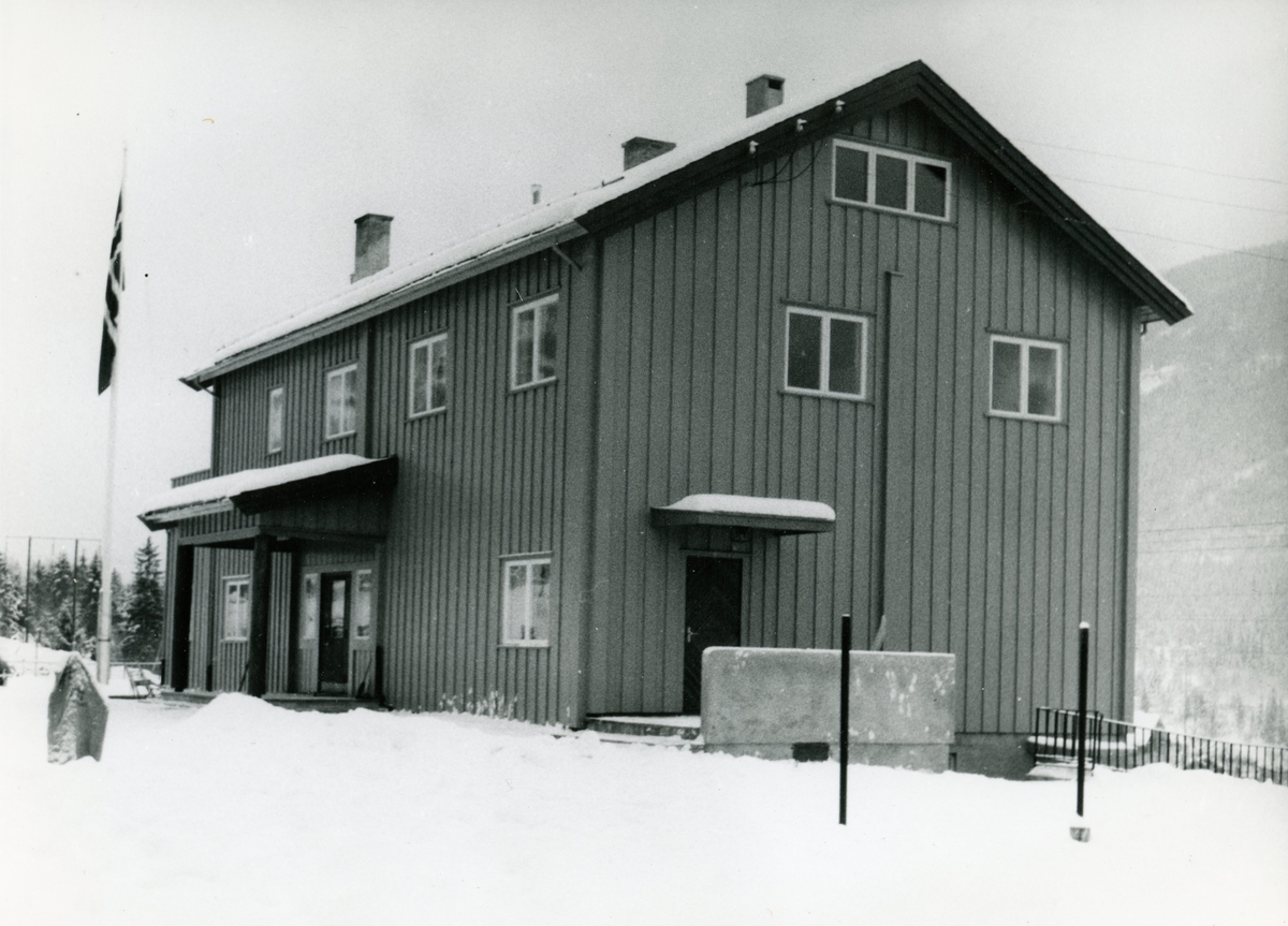 Herad skule på dagen for innviing etter modernisering og ombygging i 1957. Bygd i 1915-16. Skulehuset brann i 1983. Ny skule stod ferdig i 1984.