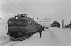 Elektrisk lokomotiv El 14 2176 med dagtoget fra Oslo Ø til B