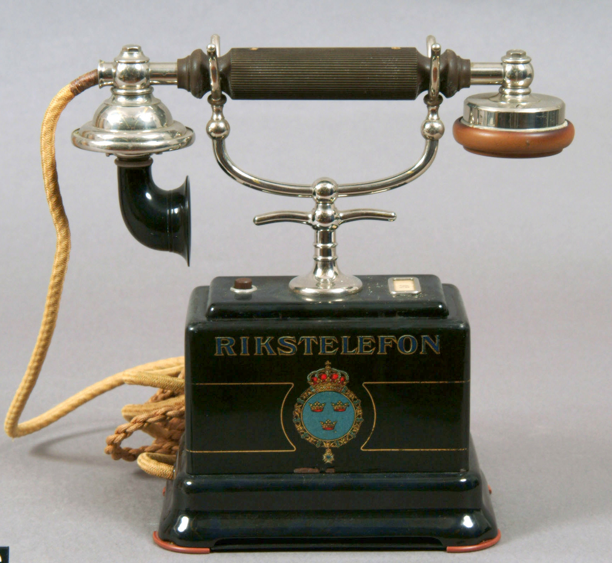 Telefonapparat, bordsmodell av plåt. För centralbatterisystem. Märkt: Rikstelefon
