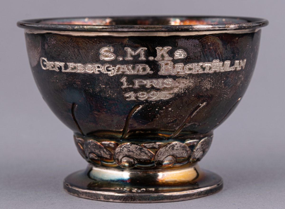 Skål, silver, inskription: "S.M.Ks Gefleborgsavd. Backtävlan. 1. Pris 1925".