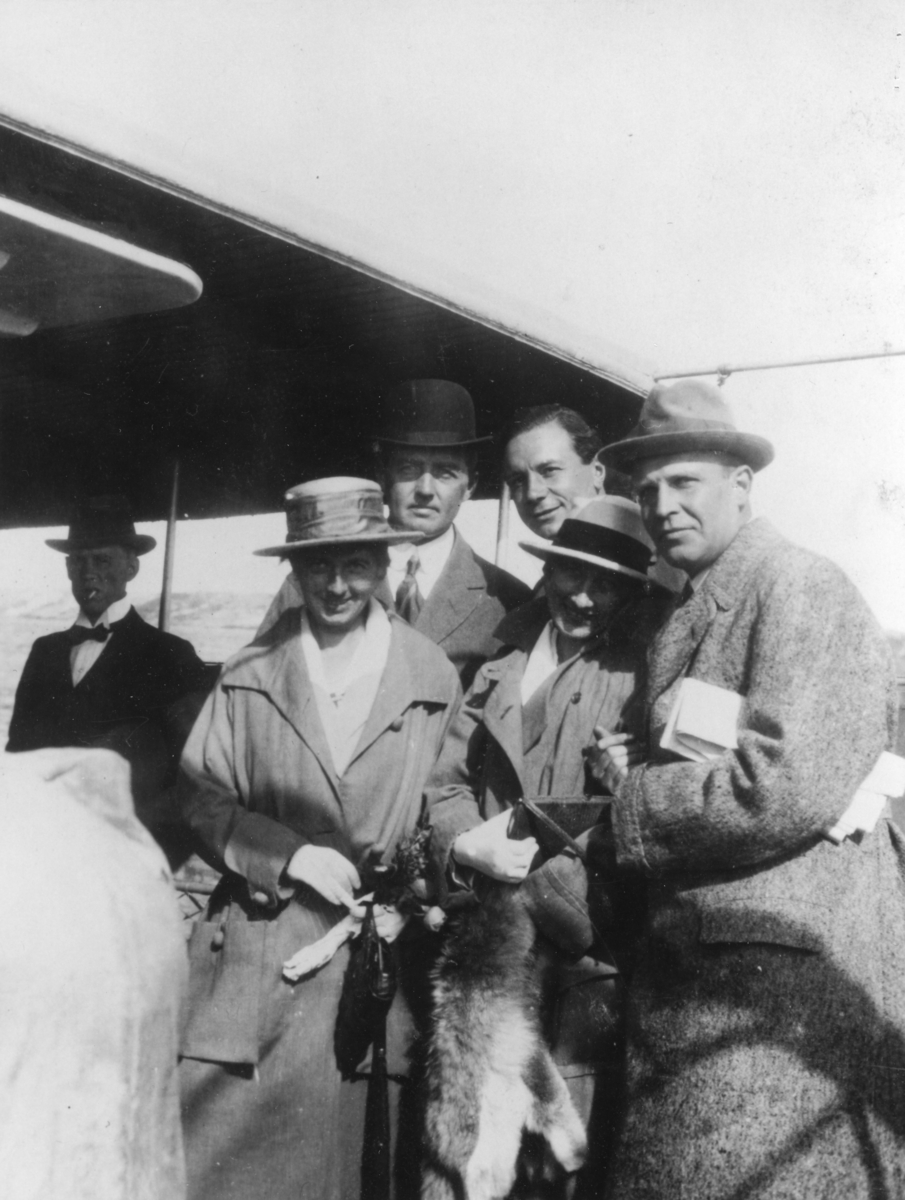 Gruppebilde : Tre menn og to kvinner på reise, bilde tatt ombord i rutebåt på vei til Hitra.