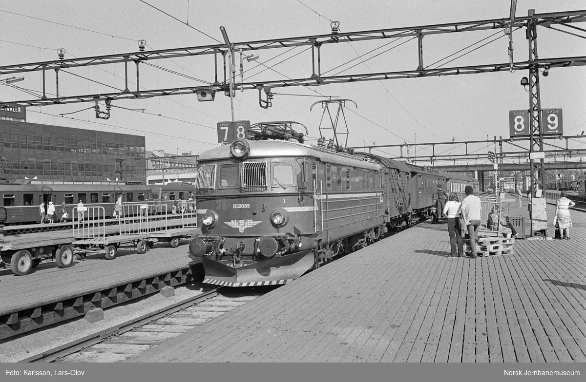 Elektrisk lokomotiv El 11 2085 med persontog fra Gjøvik, tog 208, i spor 8 på Oslo Østbanestasjon