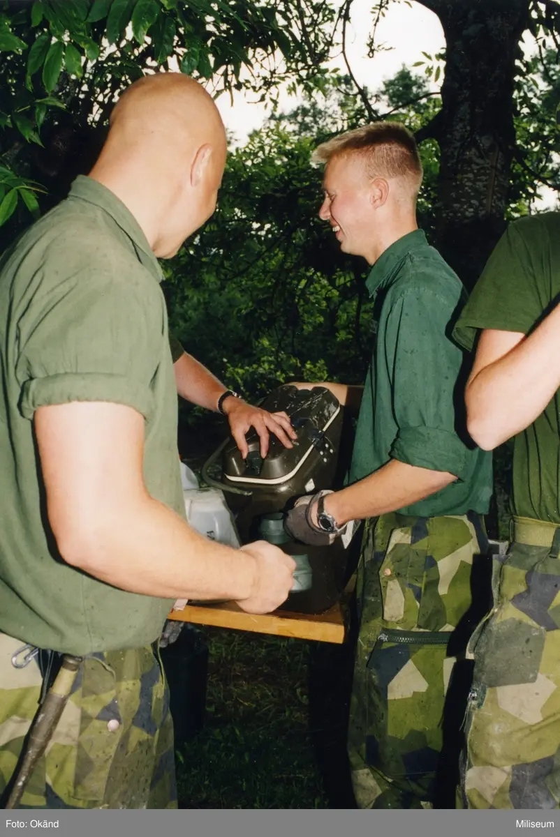 Byggnation av fältbro. Rast. Patrik Daun, Ing 2 till vänster ...