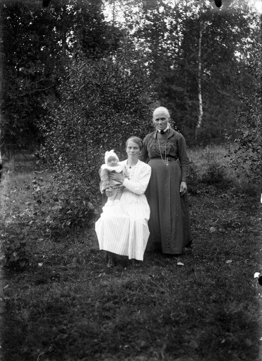 Portrett av Marie Jensen (Løkka) med sin datter og barnebarn.

Fotosamling etter fotograf og skogsarbeider Ole Romsdalen (f. 23.02.1893).