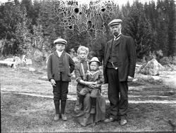 Fotosamling etter fotograf og skogsarbeider Ole Romsdalen (1