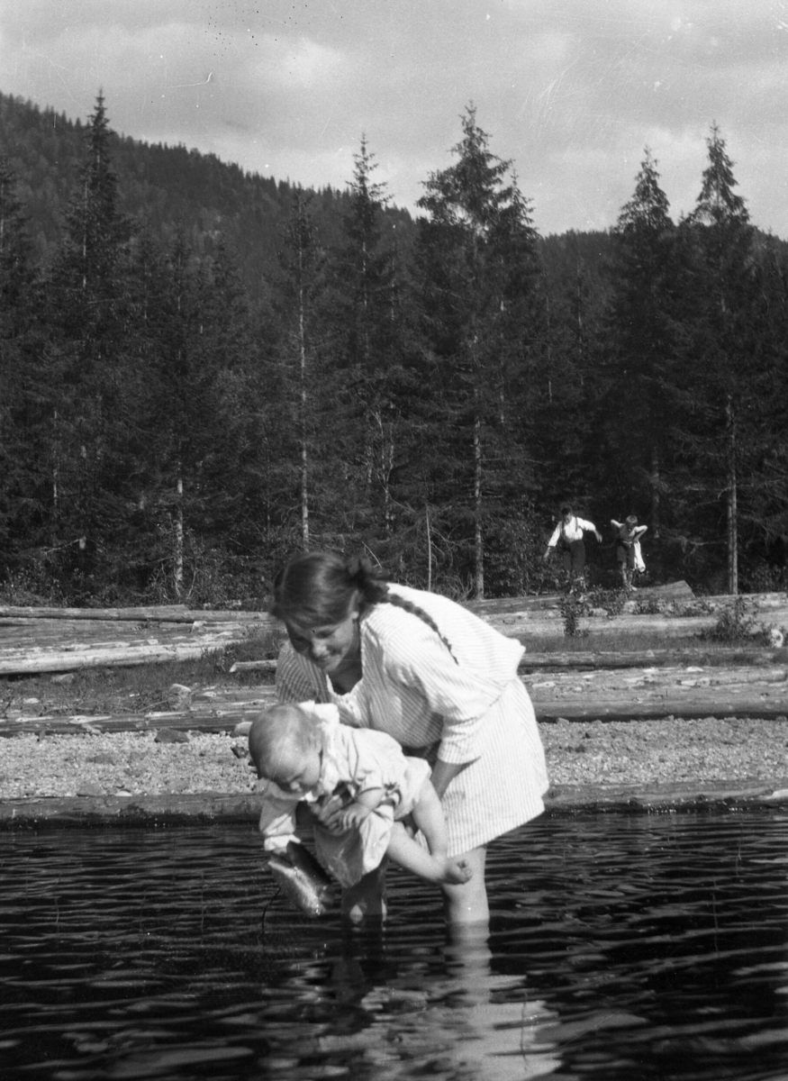 Bading ved tømmerlegga på Vatnar, nedanfor Vatnar turisthytte.  Anne Haugen, kona til Ragnvald, bader Solveig.    