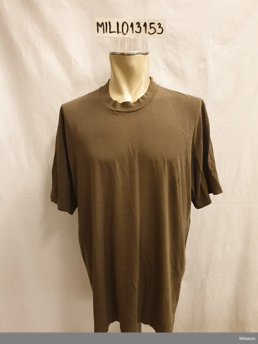 T-shirt m/05, grönbrun, kort ärm, storlek 8.