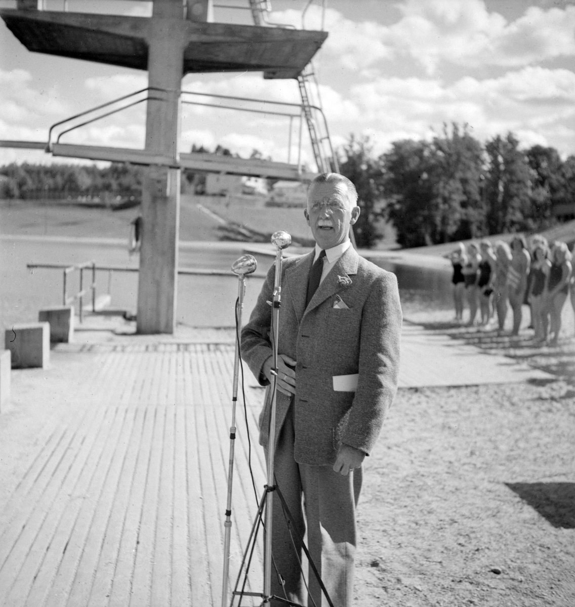 Söndagen den 13 augusti firade LASS (Linköpings allmänna simsällskap) traditionsenligt sin årshögtid i Tinnerbäckbadet. Programmet var en så kallad promotion som omfattade såväl simuppvisningar som simtävlingar. På bilden invigningstalar evenemangets beskyddare överste Gustaf Smith.