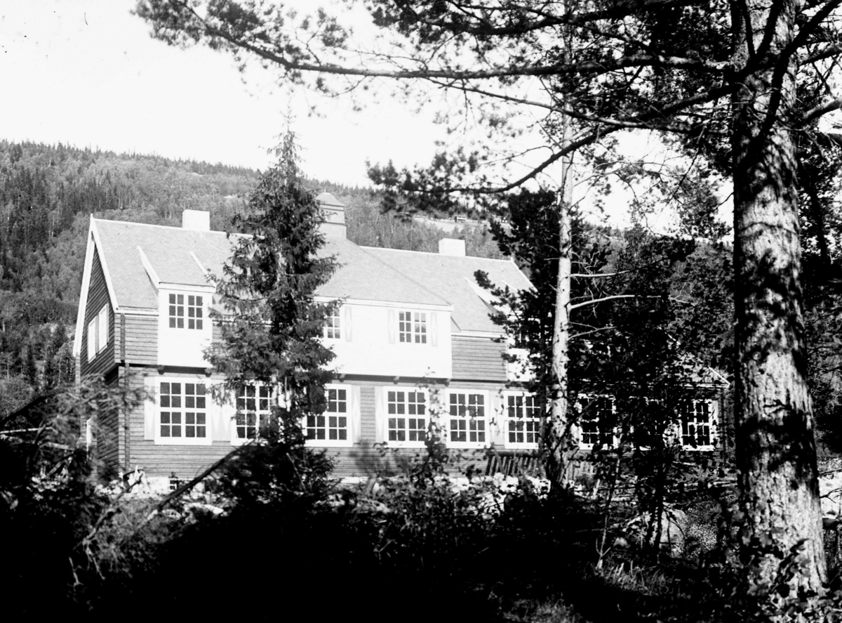 Haukaas-Luraas skule i Austbygda i Tinn.  Byggmeistrar var O. J. Haugen og sonen Ragnvald Haugen. 