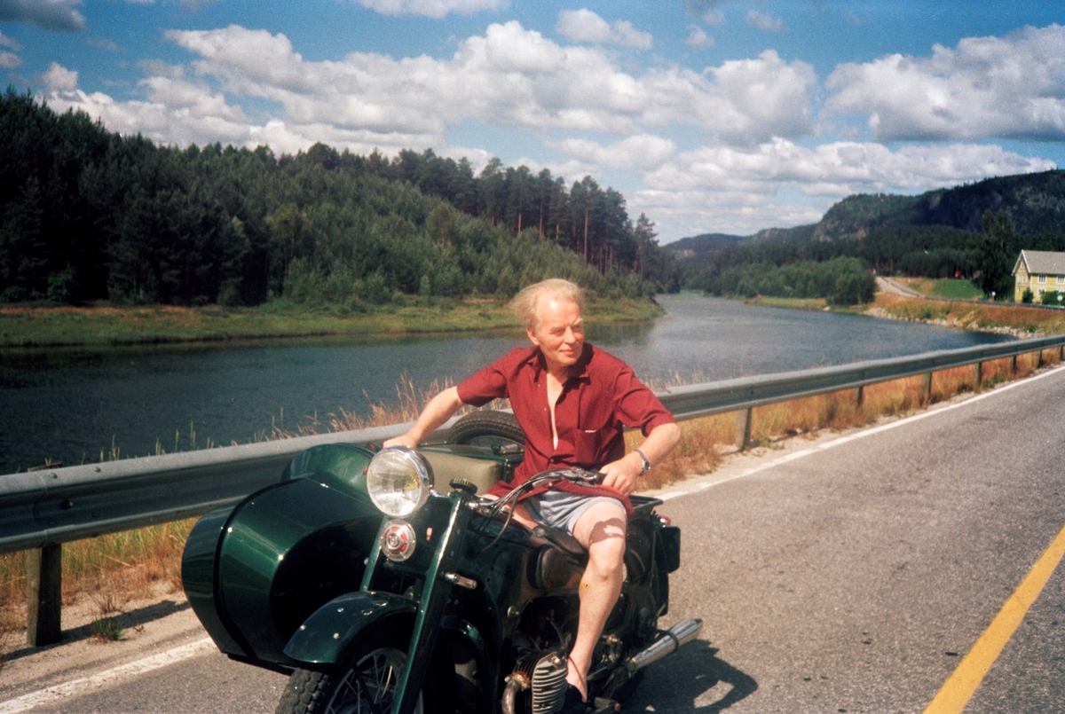 Fra fotoboken "Radius 500 Metres", hvor Terje Abusdal tar utgangspunkt i arkivet etter sin egen bestefar, Åsmund Abusdal. Mann på motorsykkel.