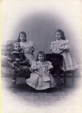 Fotografi från August Bondesons vänkrets. Bildtext: Till vår egen Onkel. Kortet är från hans små syskonbarn (?) Ester, Greta, Ingrid och Ralph.