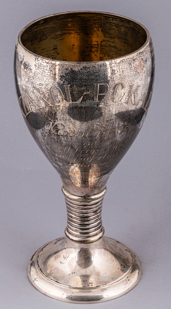 Pokal, silver, inskription: "Lagarol-pokalen, vandringspris vid Gefleborgs läns Skidlöparförbunds tävlingar."