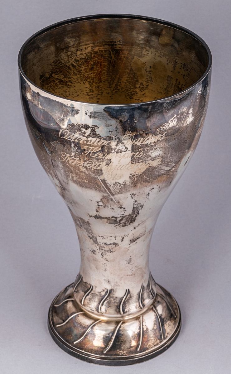 Pokal, silver, inskription: Östersunds Damers Hederspris Riksfältskjutningen 1915.
