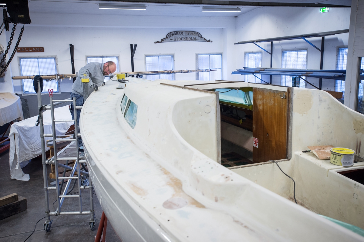 Sjöhistoriska museets IF-båt renoveras i Båthall 2.