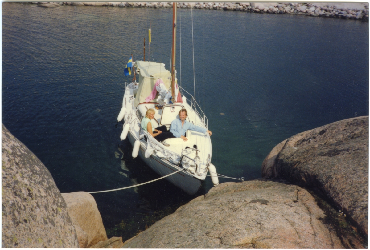 IF-båt förtöjd vid klippor vid Gåsö utanför Lysekil.