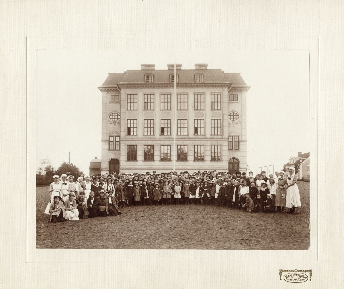 Flickskolan, Växjö, ca 1920. Till höger skymtar ett bostadshus på Trädgårdsgatan.