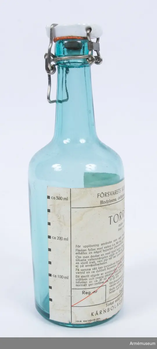 Blodplasma. ”STERIL TORRPLASMA”. I flaska av gröntonat glas. Med etikett från Försvarets Sjukvårdsförvaltning. Sverige, 1940-tal.
Under andra världskriget fick Plasma Products, dåvarande Kärnbolaget, senare Kabi, uppdraget av försvaret att tillverka torrplasma. Denna råvara utgjorde basen för det första renade plasmaproteinet, albumin, som tillverkats sedan 1949. Plasma Products knoppades av från Pharmacia som en del av det då nybildade bioteknikbolaget Biovitrum i augusti 2001 och har cirka 450 anställda, samtliga i Stockholm. Blodplasma för transfusion har genom sjukvårdsförvaltningens försorg från försvarsväsendets förråd i viss utsträckning tillhandahållits civila sjukhus mot viss ersättning. •— Försvarets läkemedelsutrustning har tillförts torkad blodplasma (»torrplasma»).