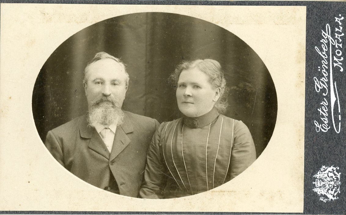 Kabinettsfotografi av en kvinna och en man. Mannen har ett stort skägg.