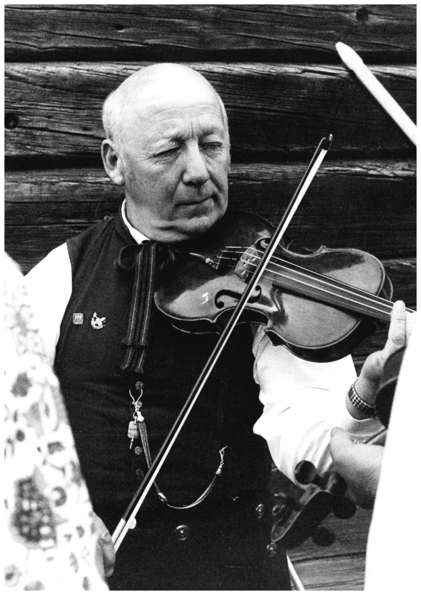 Inspelning med Gert Ohlsson i Olsäter. Inom det så kallade Folkmusikprojektet gjordes från 1976 och några åt framåt, inspelningar på magnetband när spelemän berättar om sitt musicerande och spelar låtar på sina instrument. På några av inspelningarna förekommer även sång och dans.