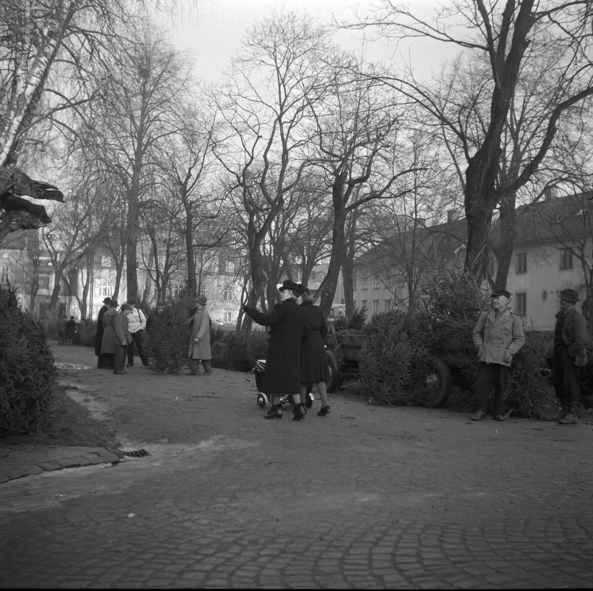 Granförsäljning på Bryggaregatan, invid kv Tygvävaren. 1940-talet