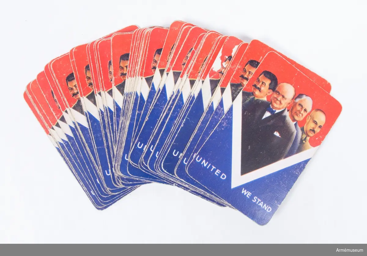 ”VICTORIA PLAYING CARDS”. Plastlaminerade spelkort med motiv på baksidorna av Stalin, Churchill, Roosevelt och Chiang Kai-Shek, ett V-tecken samt texten ”United we stand”. Tillverkare: Universal Playing Card Co. Ltd. Storbritannien, Andra världskriget.